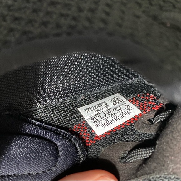 YEEZY BOOST 350 V2 'BRED' - Picture 3 of 8
